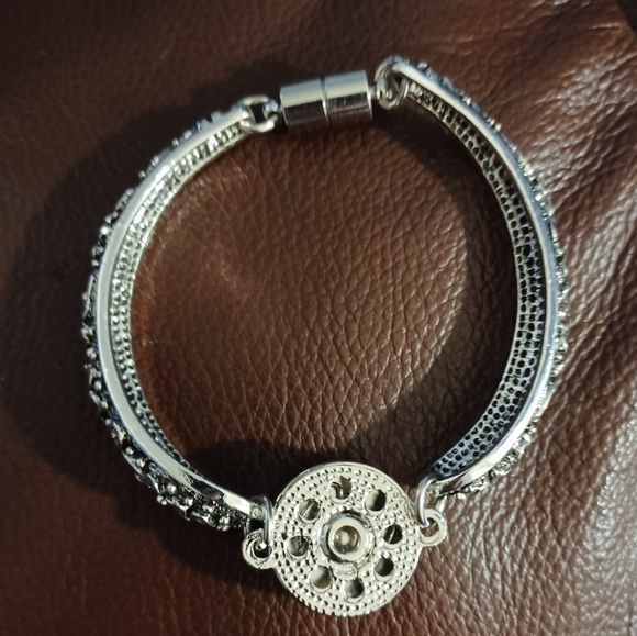 Beautiful Snap Button Bracelet - Picture 2 of 5